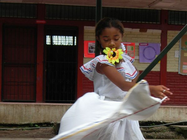 [:nl]Foto van dansend Nicaraguaans meisje[:]