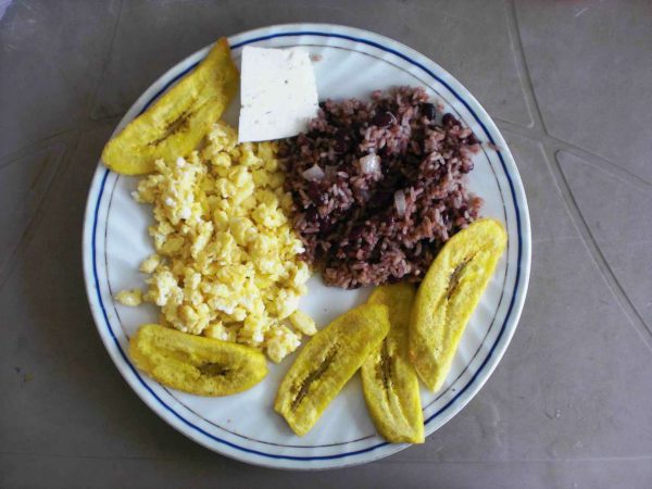 [:nl]Foto van Nicaraguaans ontbijt: "Gallo pinto"[:]