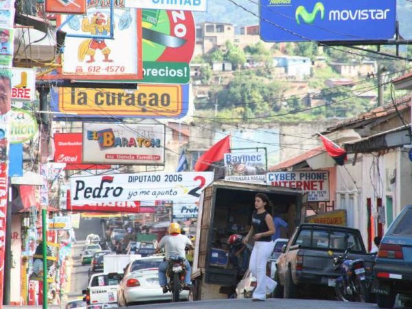 [:nl]Foto van een straat in de Nicaraguaanse hoofdstad Managua[:]